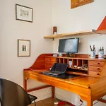 Creative Artist's Retreat In Paris